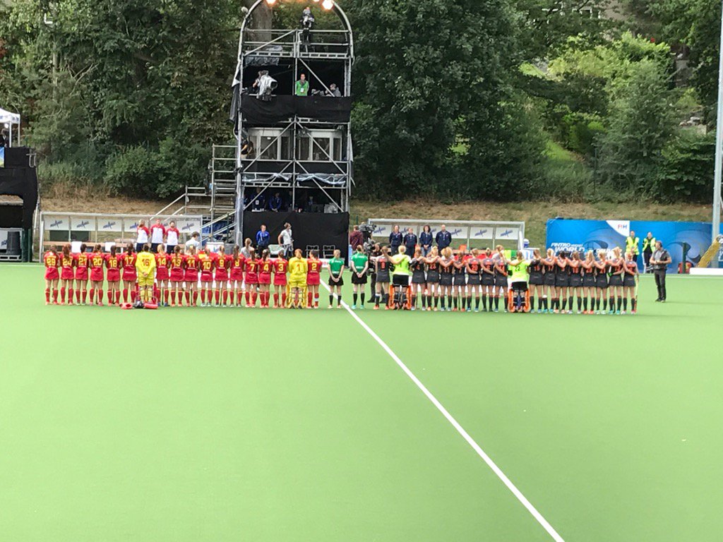 Nederland en Spanje klaar voor kwartfinale HWL. Op naar WK kwalificatie.<a href="/naomivanas/">Naomi van As</a> en@MaartjePaumen als toeschouwer