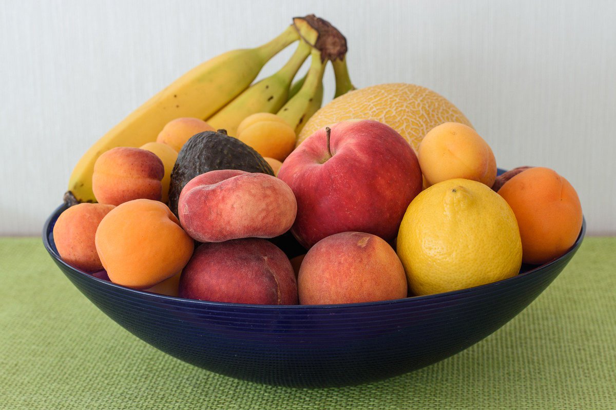 JenniferNeily's tweet photo. If you see food, you'll likely eat it. Keep FRUIT on the counter &amp; the unhealthy stuff away! Out of sight out of mind. #rdchat #slimbydesign https://t.co/nrHWEyoZ1h