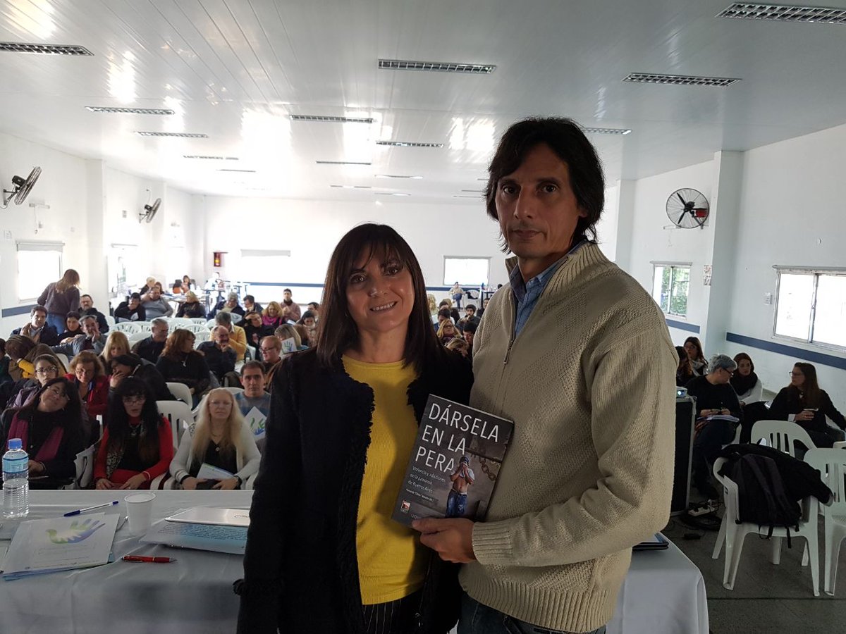 ijovenesPBA's tweet photo. Le entregamos #DárselaEnLaPera al #DirectorMunicipialDeAdicciones de #LaPlata José Nieto, en el Congreso Int. De Adicciones @nancymonzon https://t.co/9JQwIpxce2