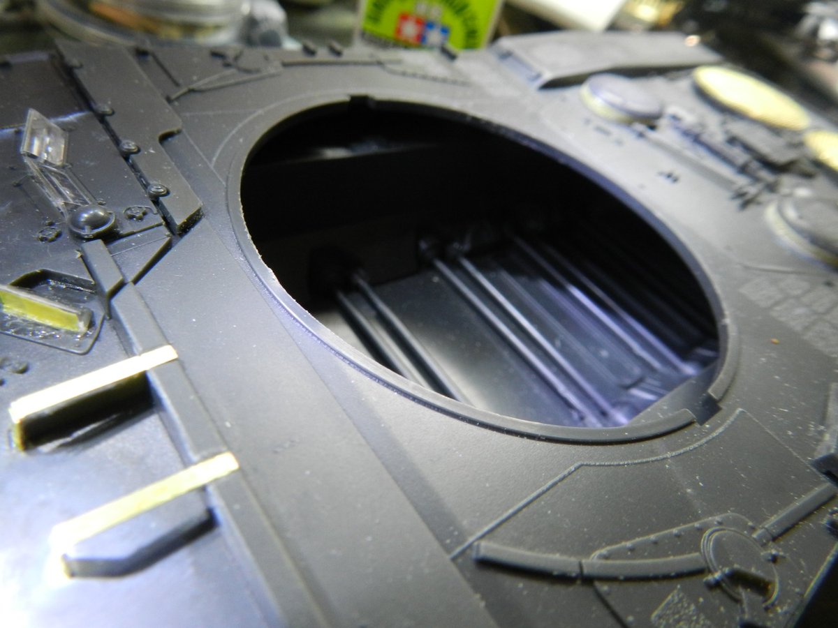 砂肝うま太郎 Meng製レオパルト2の車内のトーションバー サスペンションとして機能するのがスゴい 仕組みも分かりやすく理解出来ますね