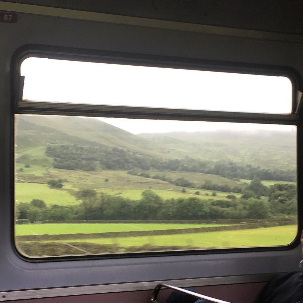 _leoniethomas's tweet photo. I've been on some amazing train journeys this week. This is #edalevalley on the way to #sheffield. #pennines #nort… https://t.co/Pk6bWvb0kN https://t.co/9XXNYXC4La