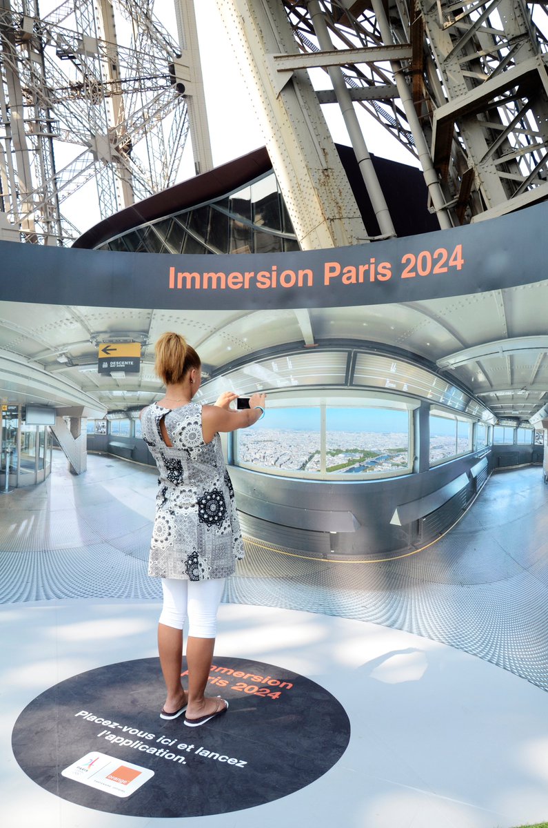 Paris2024's tweet photo. #VenezPartager la terrasse de @LaTourEiffel qui vous accueille avec l’expérience Immersion #Paris2024 @orange testée par @EstelleMossely 😎 https://t.co/h3L3ObtVk0