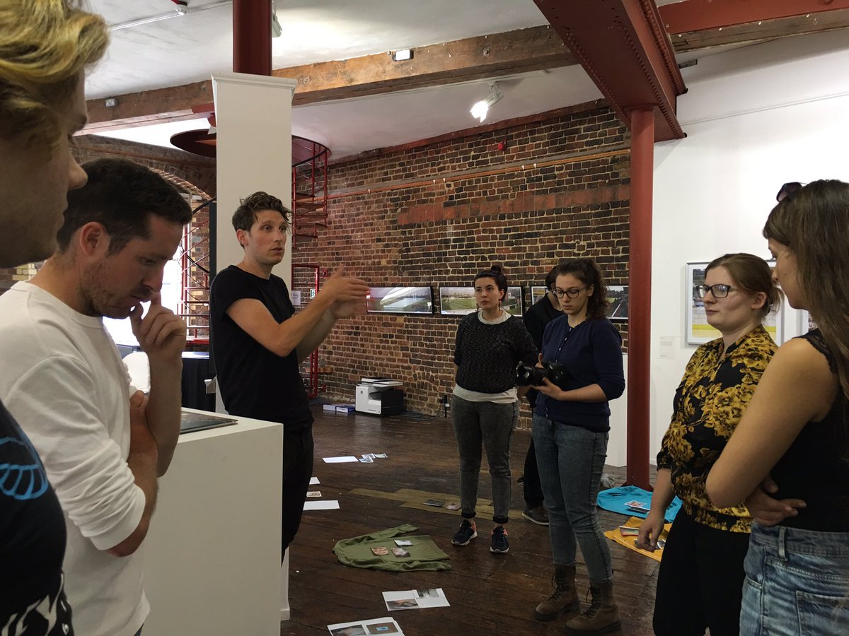 LeslieHDowek's tweet photo. Great opp. for our @portsmouthuni #photostudents 2 do a zine workshop with .@studiolovelace #tomlovelace and .@Wanderingbears #peterhaynes https://t.co/tw0w9bMNVe