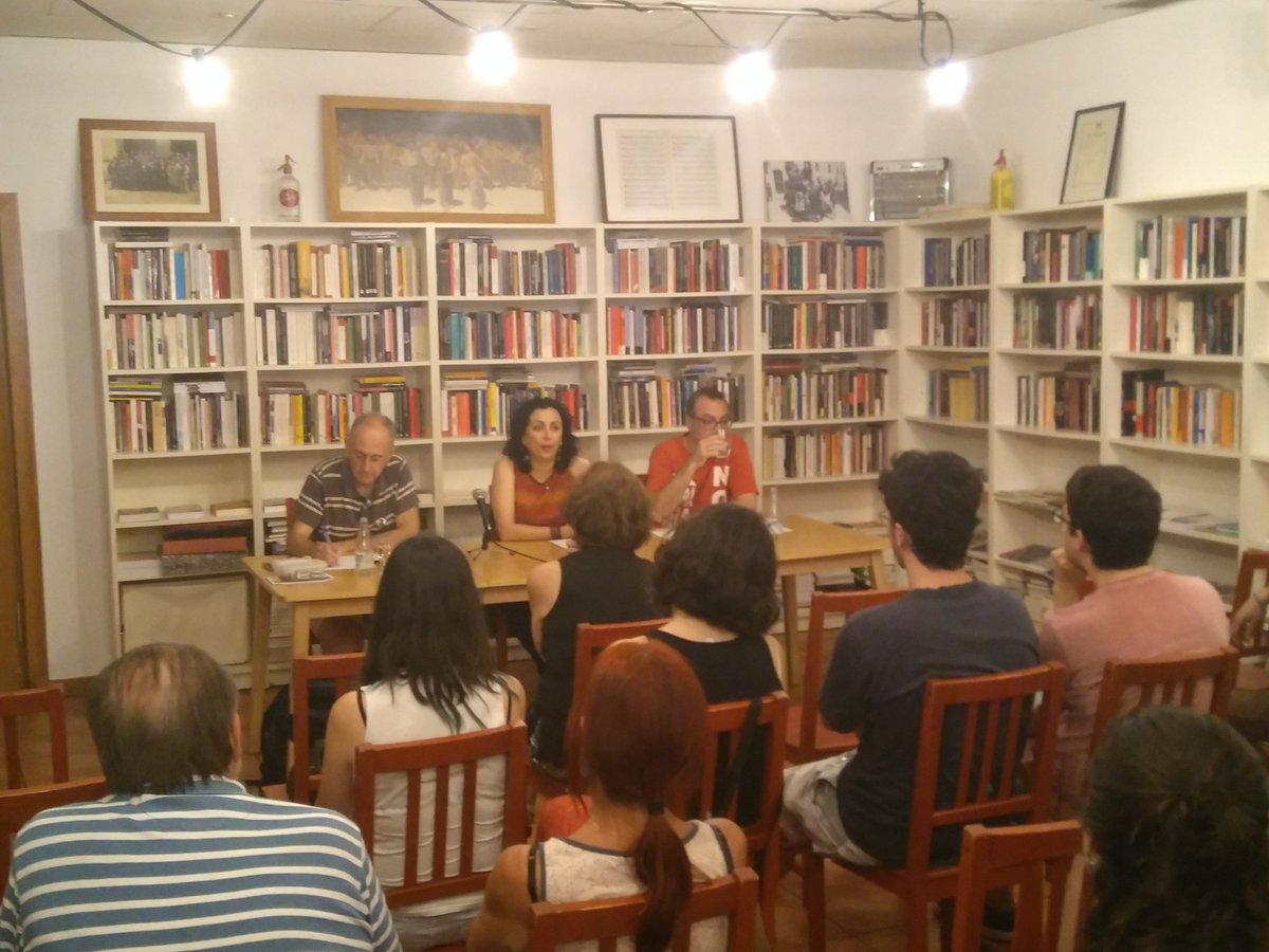 marta_flaque's tweet photo. Les lluites socials #feministes i #proletàries a l'orient mitjà amb Houzan Mahmoud #granollers #anonims https://t.co/zgvzHNHRUV