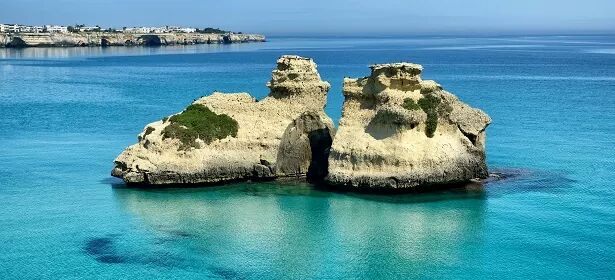 In questi giorni vorremmo tutti essere qui, a sguazzare nelle acque cristalline di uno dei beni di #TerrediLupiae! 💙