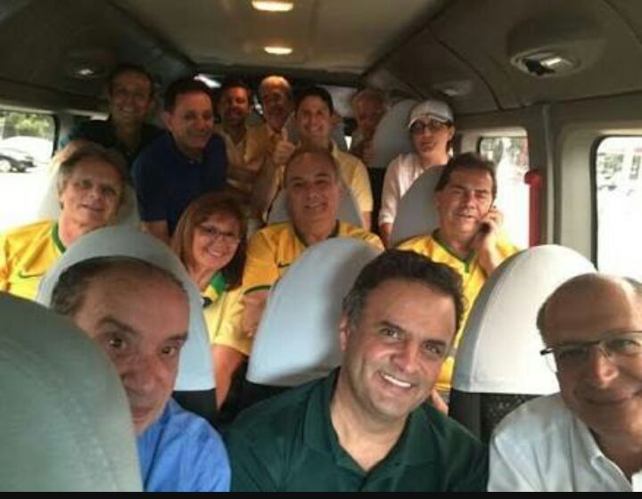 andrizek's tweet image. Jornal El País pergunta por que os protestos verde-e-amarelos sumiram das ruas com tanta notícia de corrupção. Essa foto ajuda a responder?