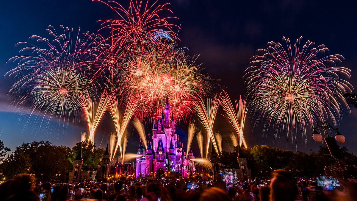 #DisneyParksLIVE will live stream Fourth of July Fireworks from <a href="/WaltDisneyWorld/">Walt Disney World</a> on July 4 at 8:55 pm ET! bit.ly/2t5iKCx