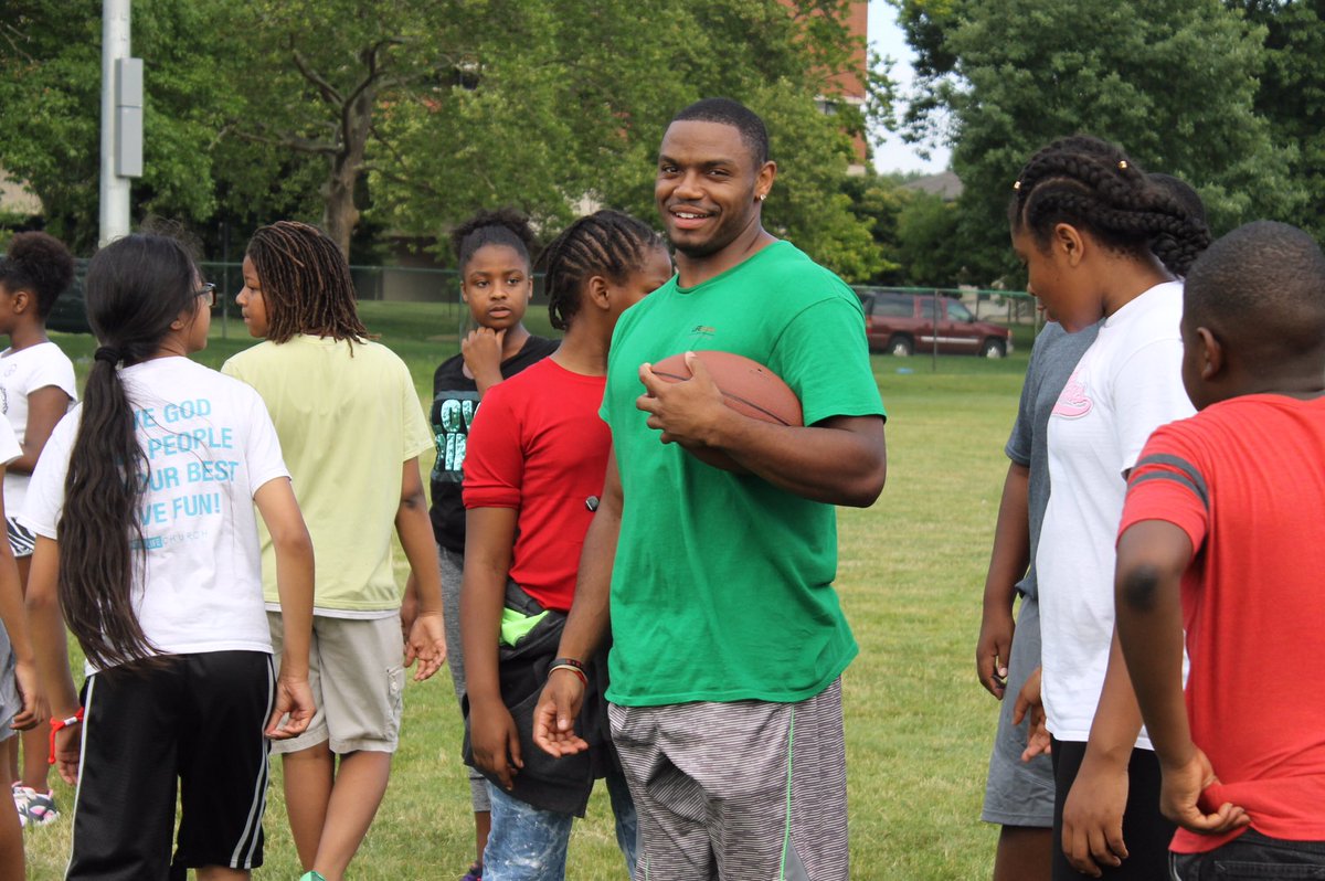 OSULiFESports's tweet photo. We love having Ke'Von Huguely of @OhioStateFB coaching football this summer! #LiFEinSummer @OSU_AD https://t.co/tUtDAkipzx