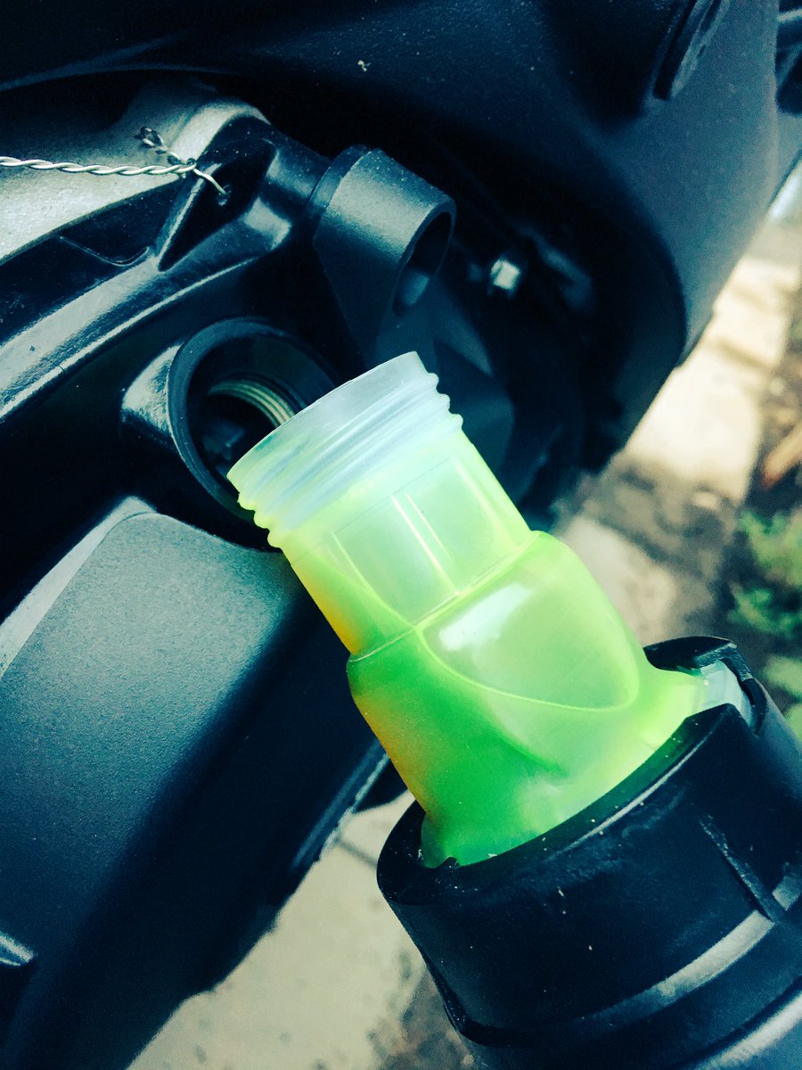 Motul_uk's tweet photo. Flush out the old & in with the new! #engineclean #300v #estercore #motul #green #oil #lube #lubricant #suzuki #mv #ducati #service #racing https://t.co/GqcVOKoC4a