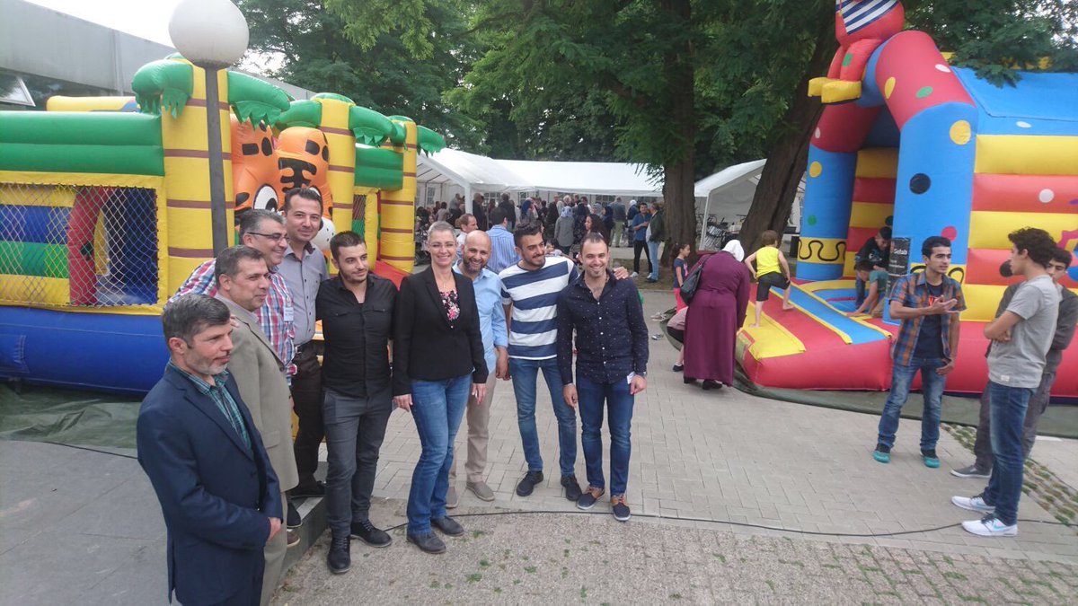 NathalievanderZ's tweet photo. Warm welkom en goede sfeer bij Syrische bijeenkomst tgv Suikerfeest. Ontmoeten staat centraal!  @LEVgroep https://t.co/sgbwsRDLXF