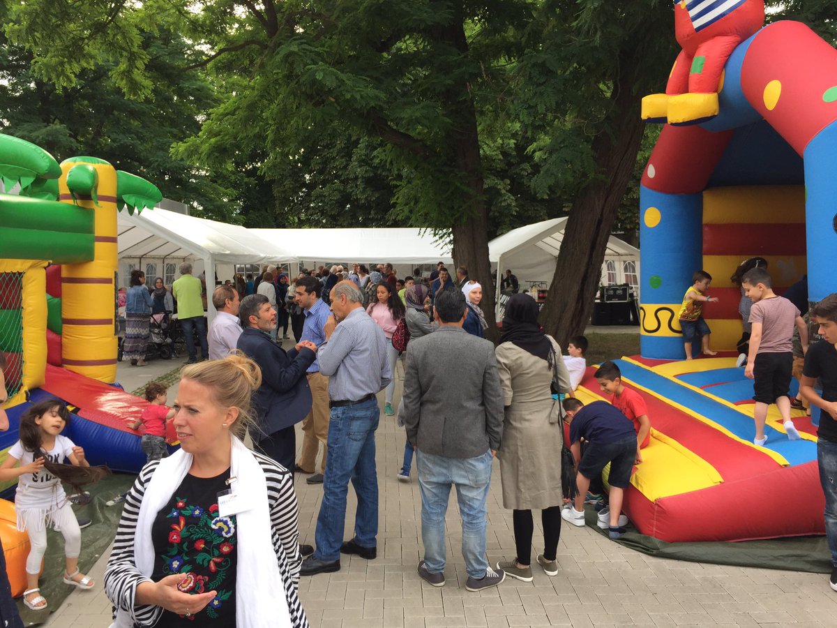 NathalievanderZ's tweet photo. Warm welkom en goede sfeer bij Syrische bijeenkomst tgv Suikerfeest. Ontmoeten staat centraal!  @LEVgroep https://t.co/sgbwsRDLXF