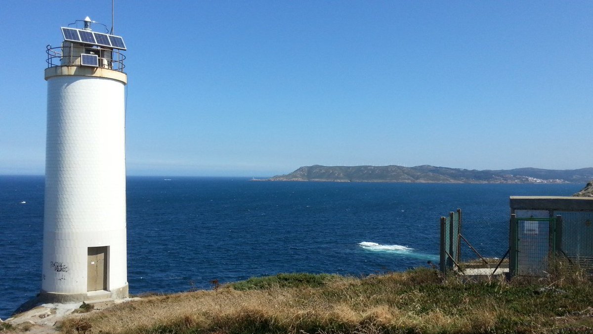 byronflopy's tweet photo. #FaroDeLaxe en #ACoruña (#Galicia) #ACostaDaMorte, con inmejorables vistas y la estatua de bronce de 'A Espera' @turismolaxe @FarosdeEspana https://t.co/9mHV2RLAwJ