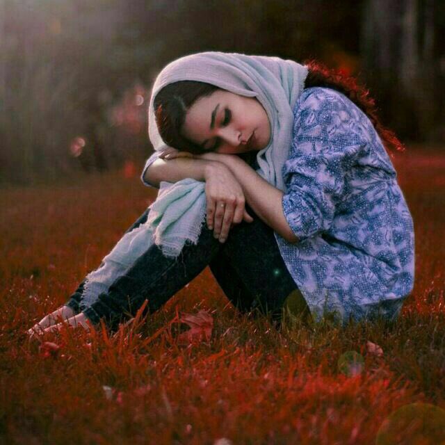 عِندمَا نَحِنْ لِمنْ فَقدناهُمْ ، تَغيِب لذّة كل شئ بِ الحَياة ؛ أبَدًا ليّسَ سهلاً ماَ يُسمى بِ الحَنيِنْ ..!🖇