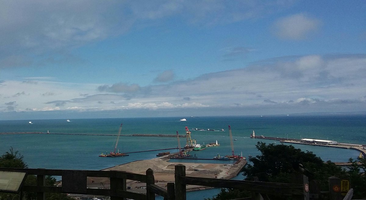 Fab🌊 #views of @Port_of_Dover #WesternDocksRevival #DWDR doverport.co.uk/dwdr  ALWAYS something to see #marineengineering #Regeneration 🚢
