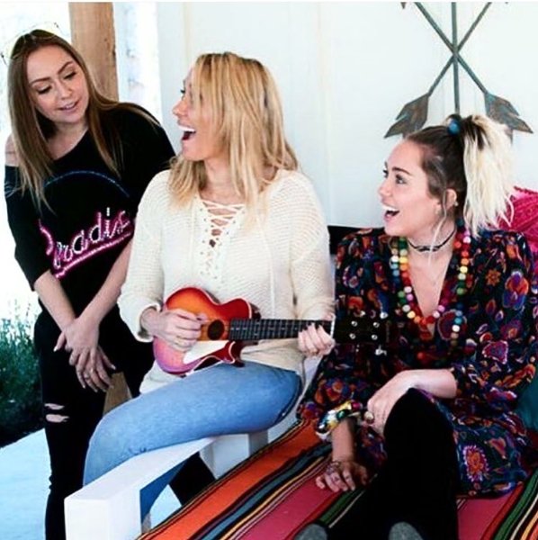 MileyCyrus's tweet image. Tonight on the Cyrus VS Cyrus FINALE! @tishcyrus @BrandiCyrus @billyraycyrus @TraceCyrus @Braisoncyrus We missed you @noahcyrus