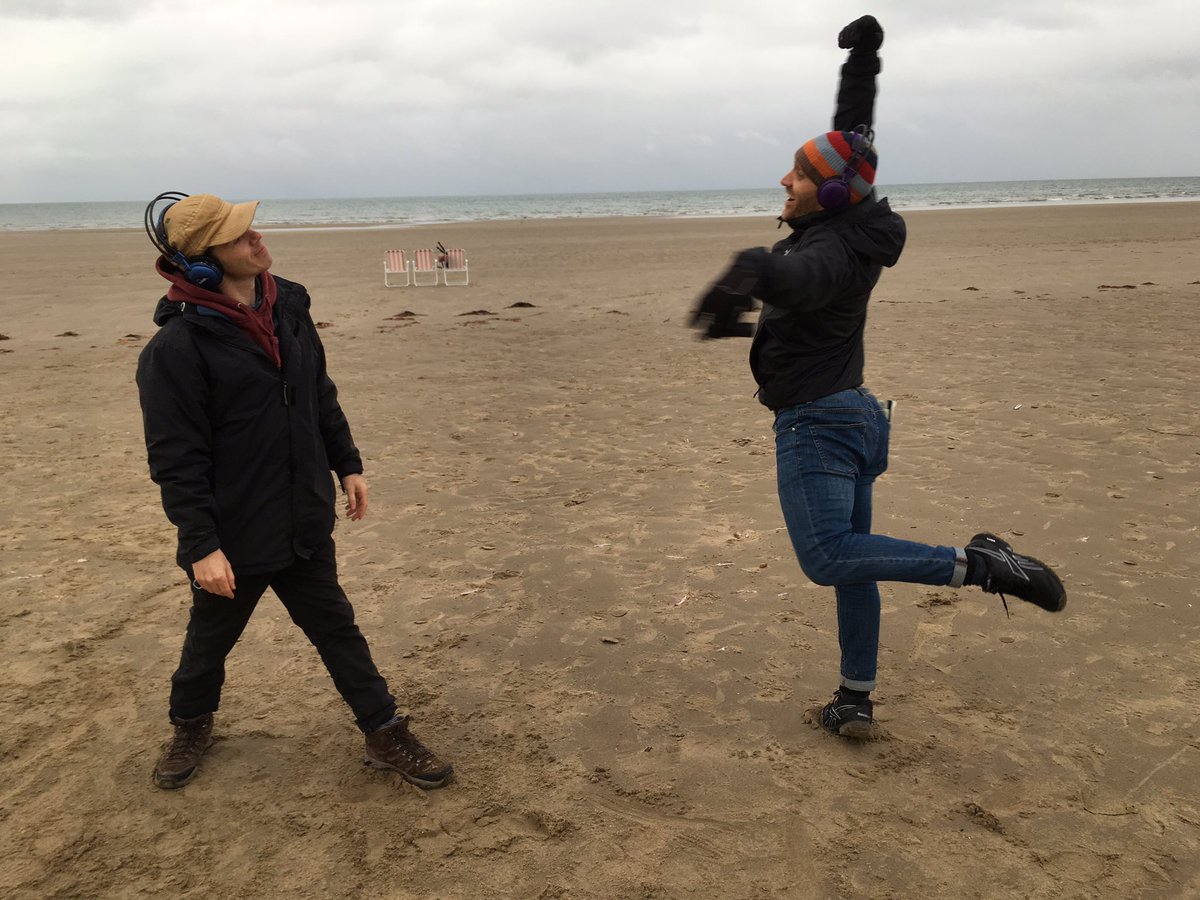 LightLaddEmber's tweet photo. Beach dancing! #croesitraeth #harlech #timbromage @gwynemberton https://t.co/LUxQu5Krg9