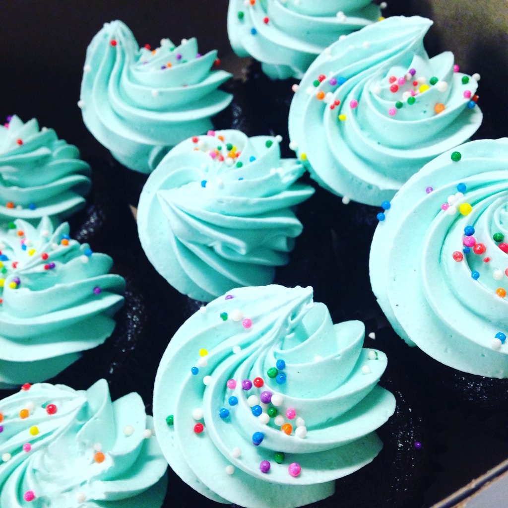 JosianneLaRose's tweet photo. All cupcakes for our celebration at the office are vegan!
#cision150 #vegan #thimblecupcakes #greenconditioning https://t.co/I3yzY0kGHO