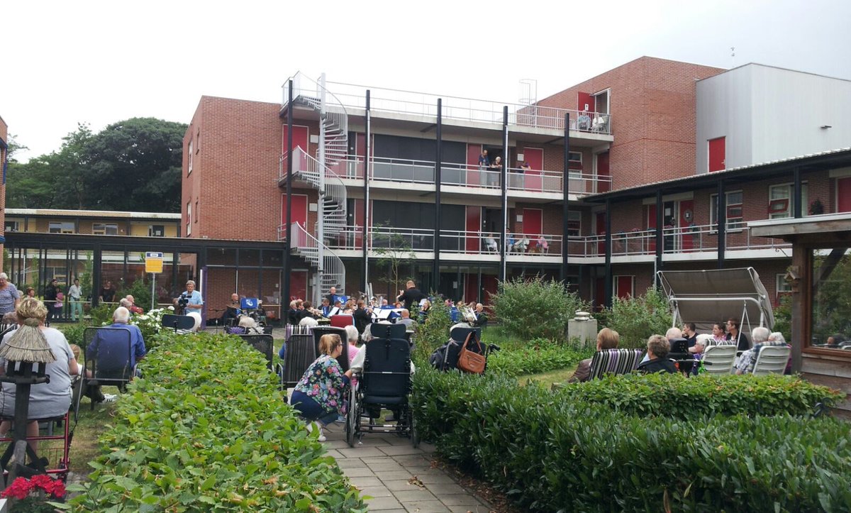 Een tuin vol met toehoorders voor het concert van het Van Limburg Stirum korps bij De Weidebeek. Mede tot stand gekomen dankzij Van Werven!