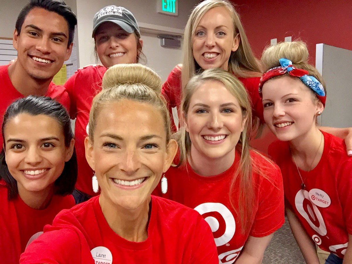 lauren_tgt's tweet photo. D456 crew making meals for Maryland 🎯🌍🐢#terpsagainsthunger #TGTInterns2017 https://t.co/GMwQCEmBf2
