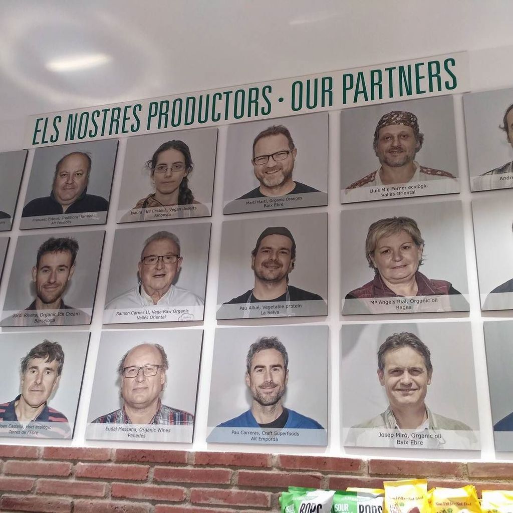 Treball finalitzat per la nova botiga #vegaraworganic fotos de tots els seus productors #ecologics de #proximitat Avui inauguració de la bo…