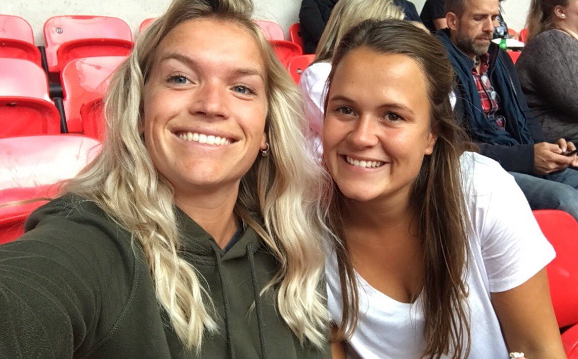 Tessslw's tweet photo. We are ready for you @Adele !! 😍👏🏻🎤🇬🇧 https://t.co/z5wGGmcqRg