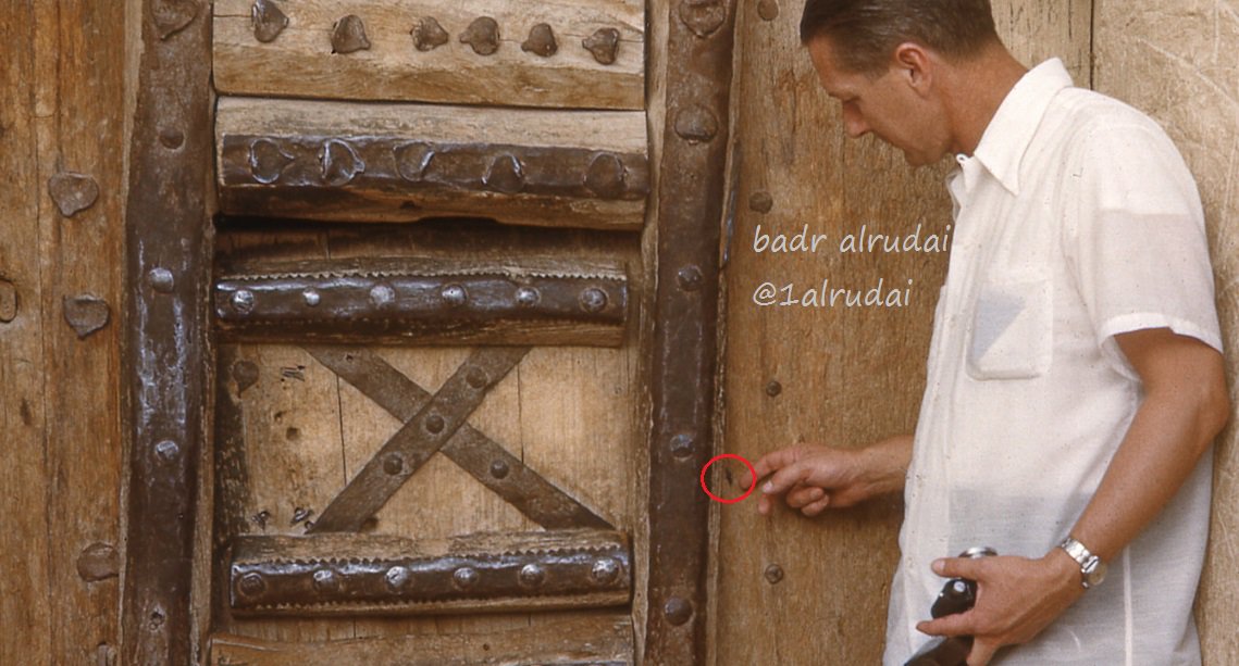 الخامس من شوال 
الذكرى 119 لدخول #الملك_عبدالعزيز #الرياض 
وهنا يظهر د. كراين عام 1369 وهو يشير الى مكان الحربة بباب قلعة #المصمك