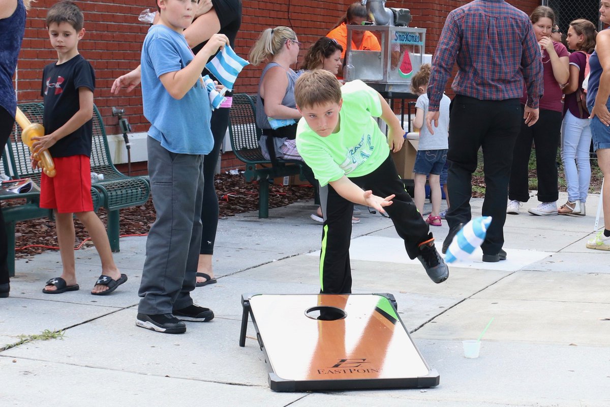 pascoschools's tweet photo. An afternoon of food, fun, and games at the lunchbus event today in Hudson! #summerdays #funinthesun #summerreading #lunchbus #library https://t.co/O81gd5VyP3