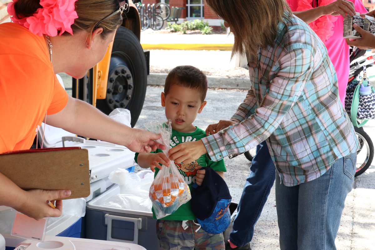 pascoschools's tweet photo. An afternoon of food, fun, and games at the lunchbus event today in Hudson! #summerdays #funinthesun #summerreading #lunchbus #library https://t.co/O81gd5VyP3