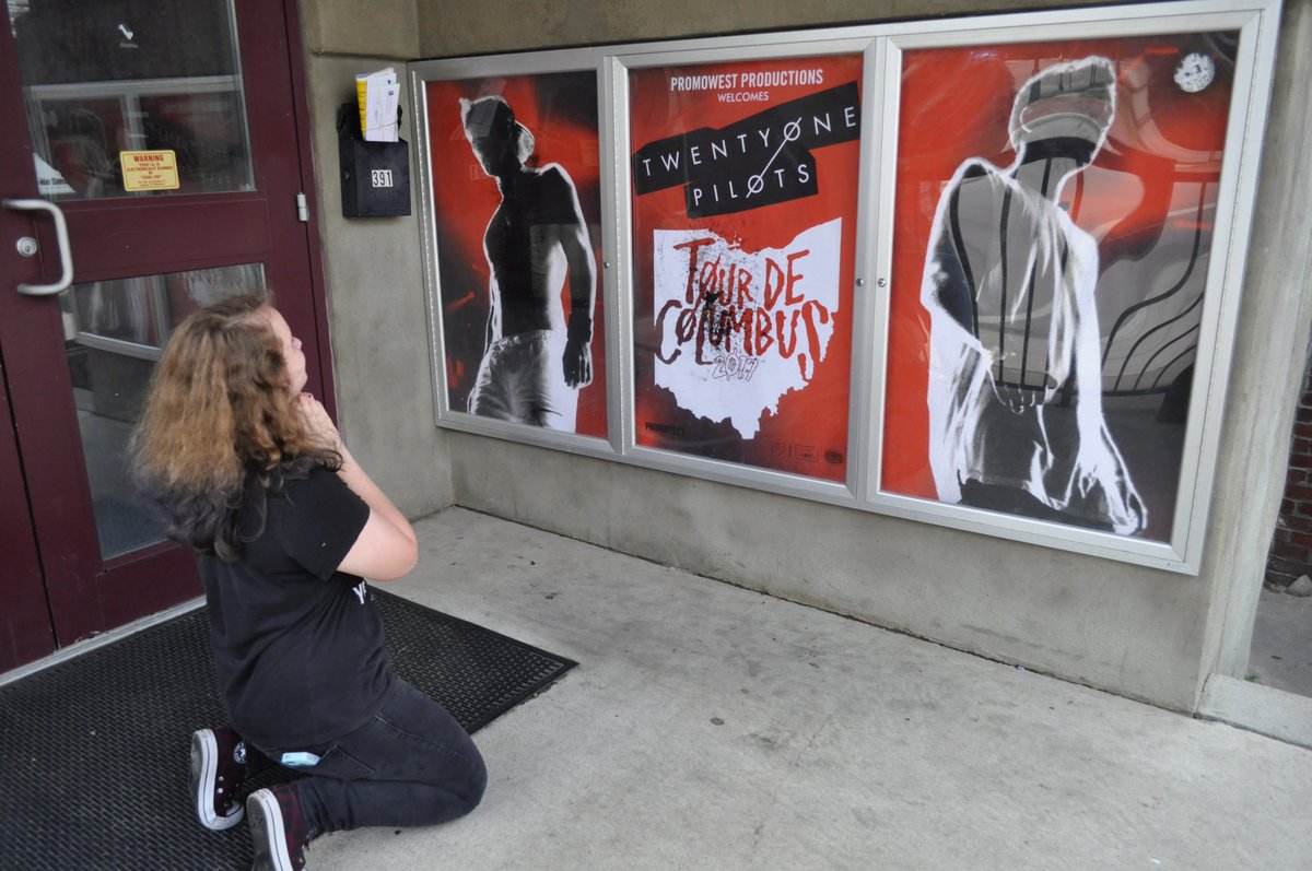 photosforinf's tweet photo. My favorite picture from #TourDeEXPRESS #TourDeColombus! My sister praying to @twentyonepilots. Haha. https://t.co/HEPYCWqzhG