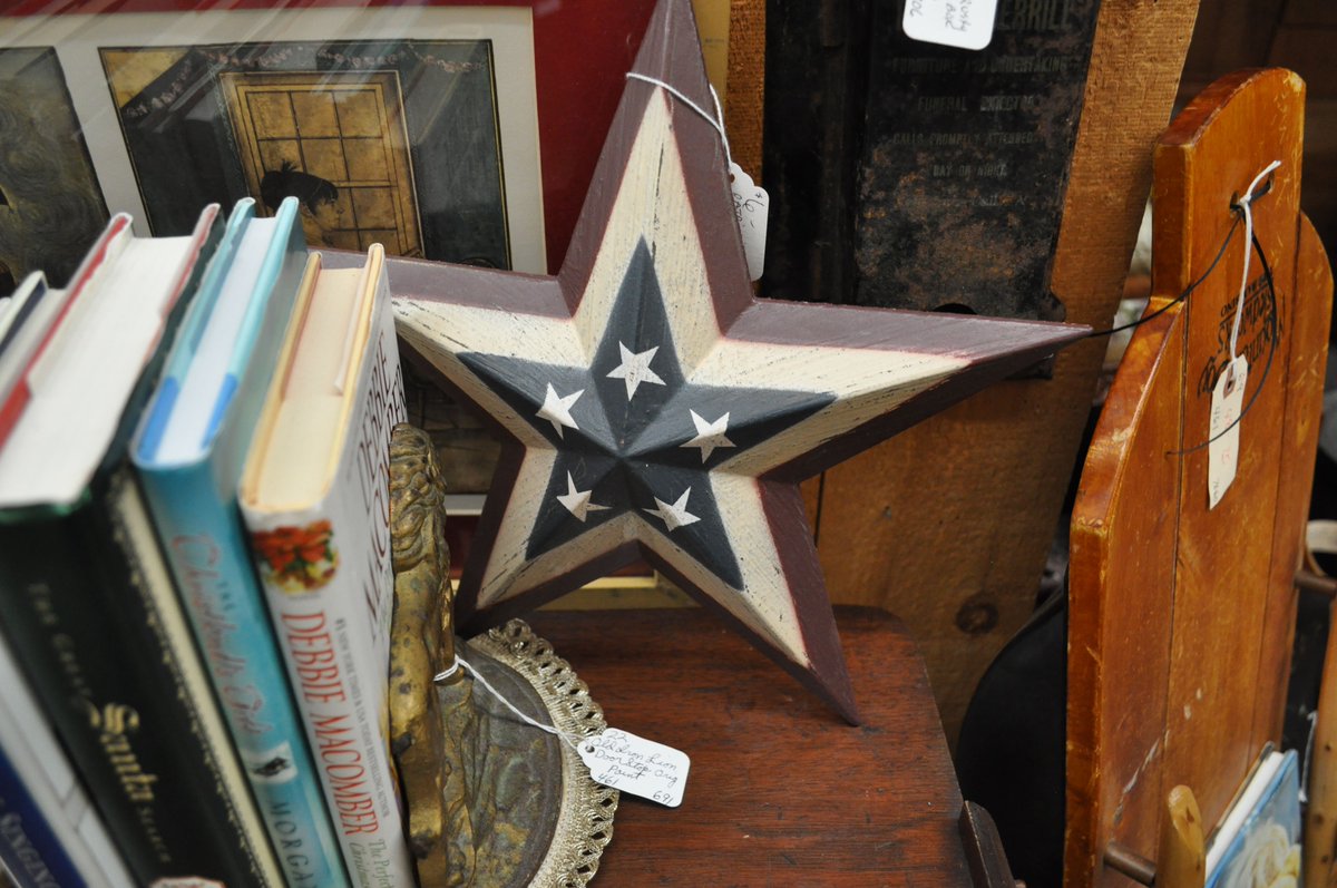 VT_Antique_Mall's tweet photo. Spread some patriotism within your space with this great tin American Flag tin! #vintageusa #fourthofjuly #july4decorations #retroamerica https://t.co/YTWYVJYNi7