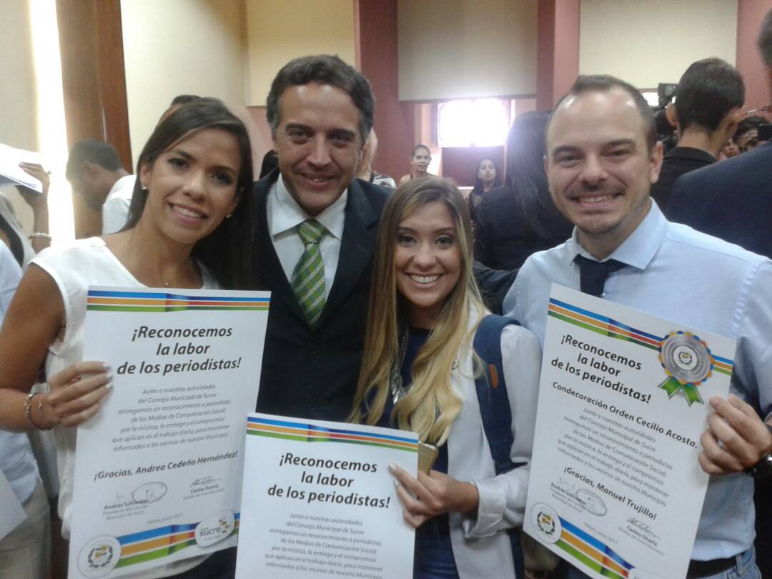 Jorgebarrosod's tweet photo. Ellos son parte del país que no abandona esta lucha. ¡Por VENEZUELA seguimos!  @mdebarrosf @andreacedenoh @Truja @vivoplaynet https://t.co/gH9IkZUI2R