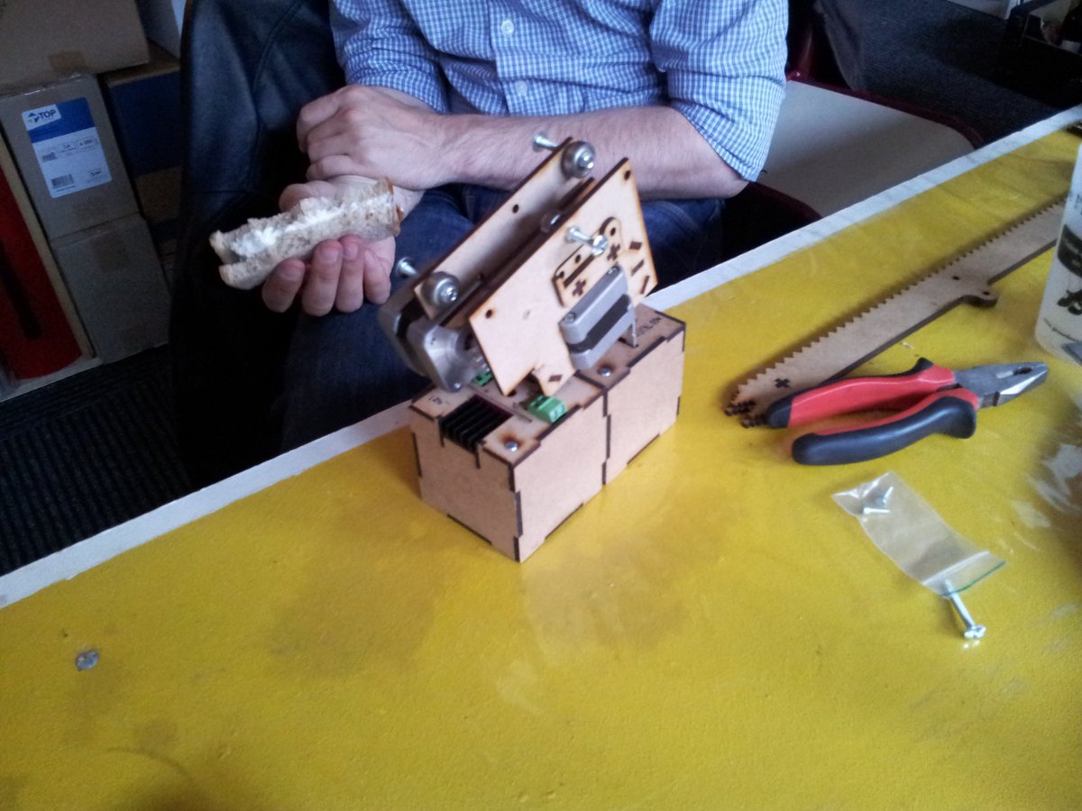 Back on twitter! Une réu #3615señor pleine de nouvelles machines et devpartage d'expériences.