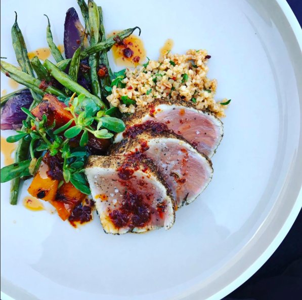 SuzanneGoin's tweet photo. Summer is rolling @HollywoodBowl #poolcircle! Spiced Albacore w/ long cooked green beans, bulgar & harissa vinaigrette. @styneonwine https://t.co/zidZP3cUzf