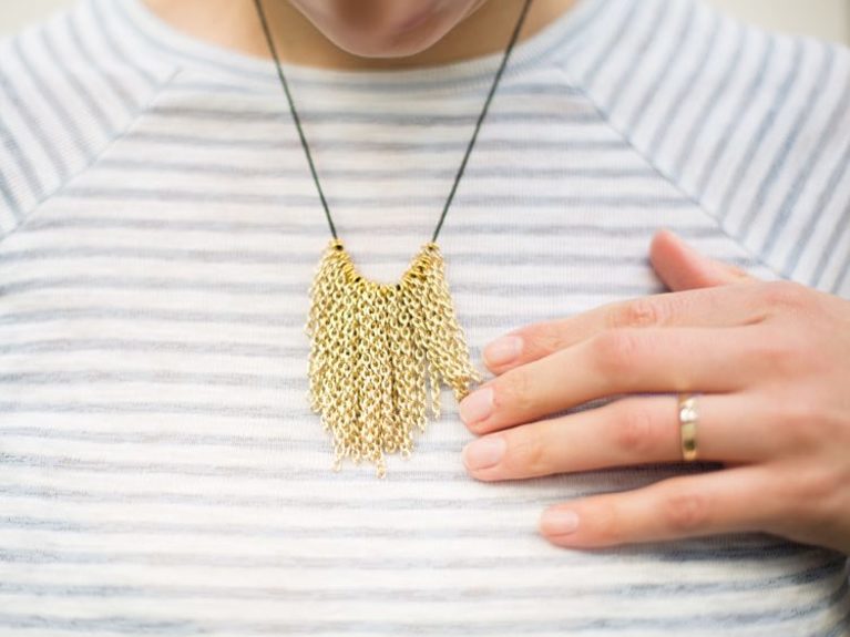 Un cordón de cuero y cadena dorada, no necesitas nada más para crear este precioso collar => dwnda.me/collarcadenas