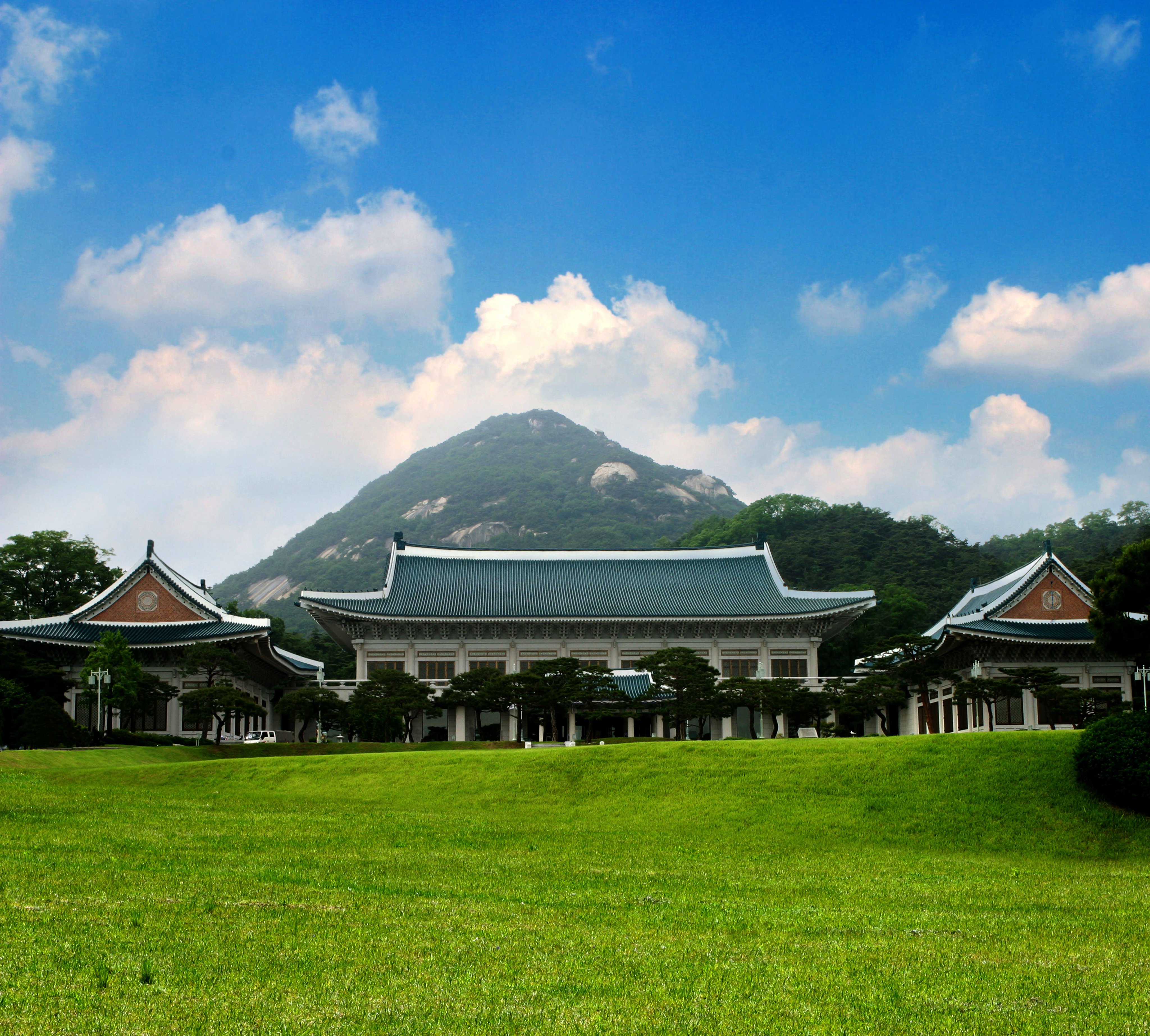 韓国観光公社 Visitkorea 青瓦台 大統領府 前の道を５０年ぶり全面開放ました これにより 青瓦台南側に位置する景福宮周辺を市民が夜間に通行できるだけでなく 青瓦台をバックにした写真撮影も自由にできるようになります 詳細 T Co