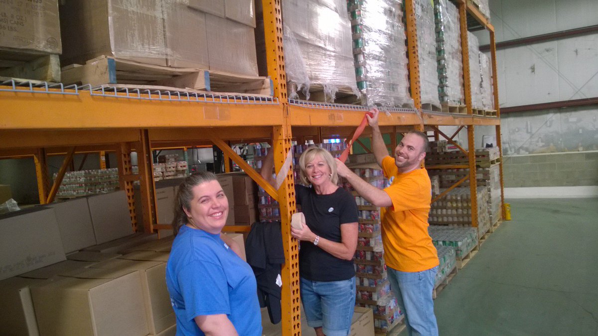GaylaBecker3's tweet photo. @Engage_CXO #Check out Amber, Gayla and Travis spending community day at the Tri State Food Bank in Evansville! https://t.co/UDtlJXQt4a