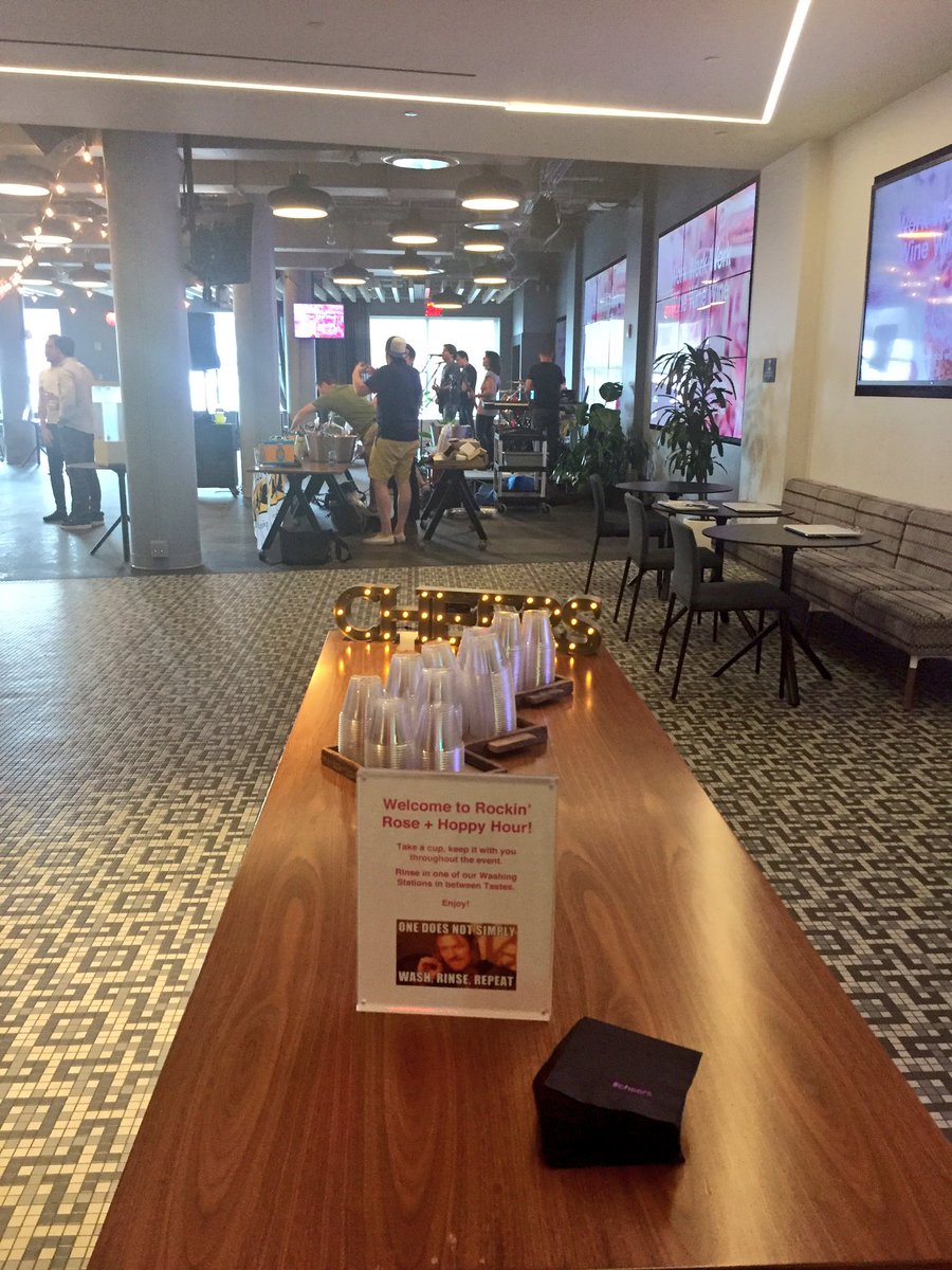 tweats's tweet photo. It's officially #rockinrose @twitternyc https://t.co/keHLi03Jq3
