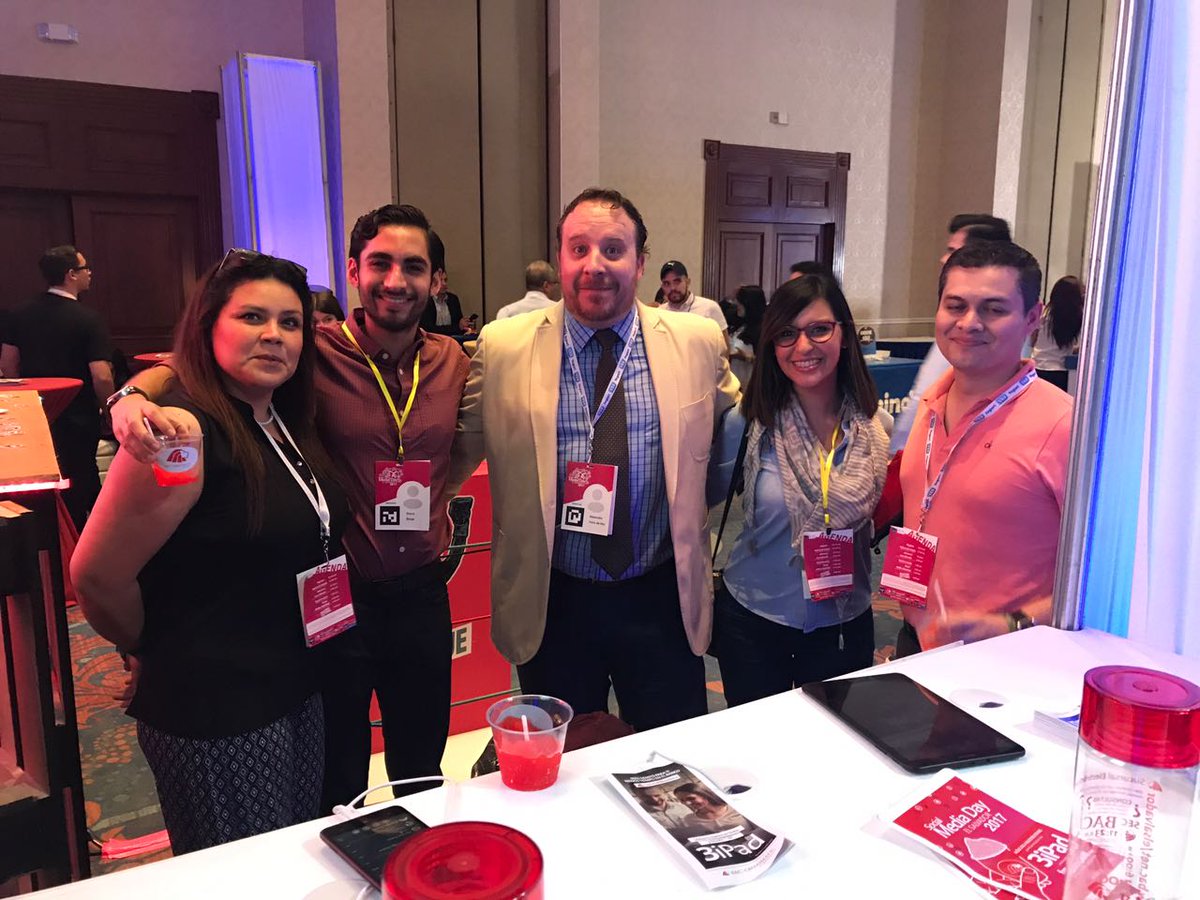 VaraDRey's tweet photo. En el #SMediaDay17 con @BACCredomaticSV siempre tratando de ver si se puede aprender algo nuevo. https://t.co/Nxk1k15ROc