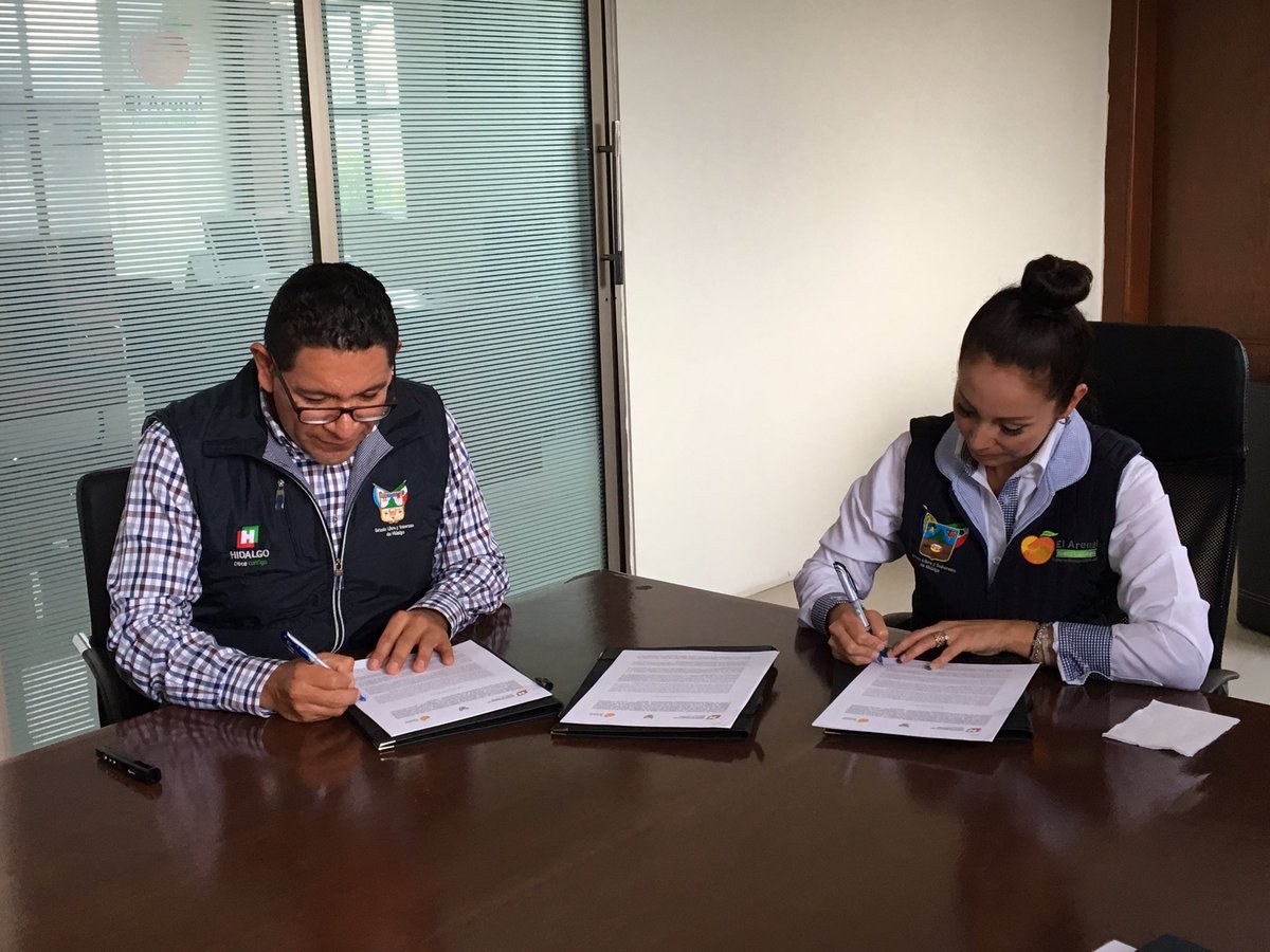 CatastroHidalgo's tweet photo. Avances en Materia Catastral y firma del Convenio de Colaboración con @BettyPenaR Presidenta Municipal de @ComsocElarenal #HidalgoModerno https://t.co/uiGdFGdoU0
