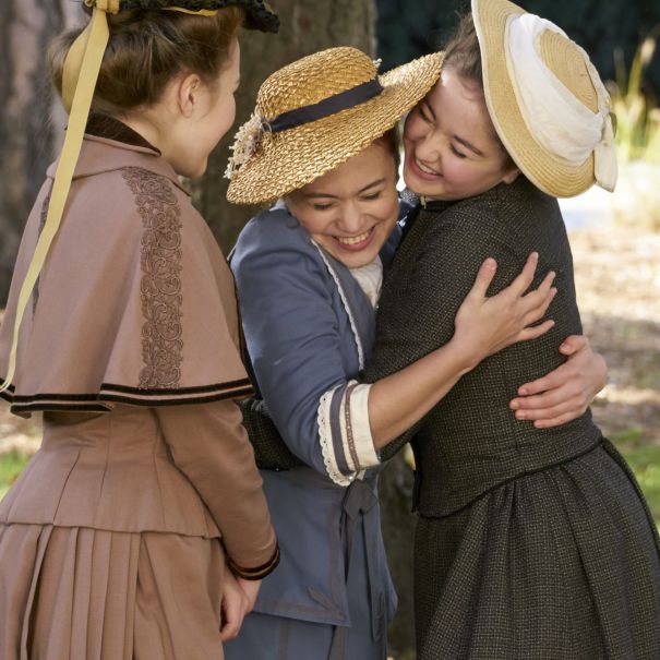 FaulknerAmariah's tweet photo. A little love on set #anneofgreengables #FireAndDew @ellaballentine https://t.co/hyWZOXdWb3