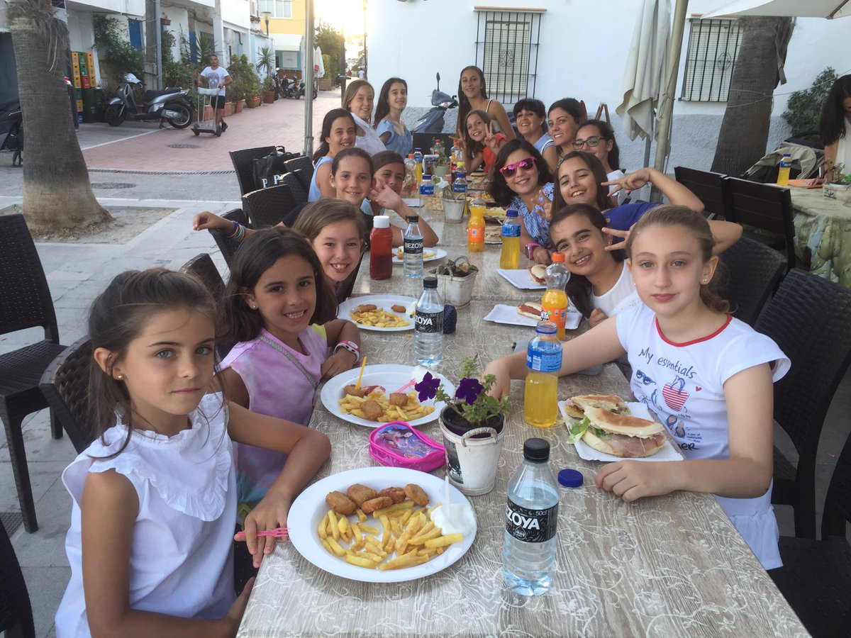 gr_presentacion's tweet photo. Cena de equipo para acabar esta gran temporada repleta de éxitos!! Buen trabajo chicas, ahora a disfrutar del verano!! ☀️👯🤸‍♀️🍉😻 https://t.co/qcmogaqNdG