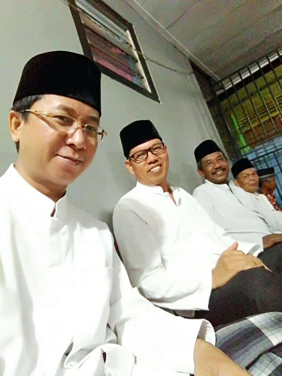 Jh2Abi's tweet photo. Entah dimana letak masalahnya. Bila Ramadhan berakhir. Syawal pun datang tetapi jamaah shalat menghilang. ... https://t.co/cYwdnR2Wa2 https://t.co/hyX9ztVna6