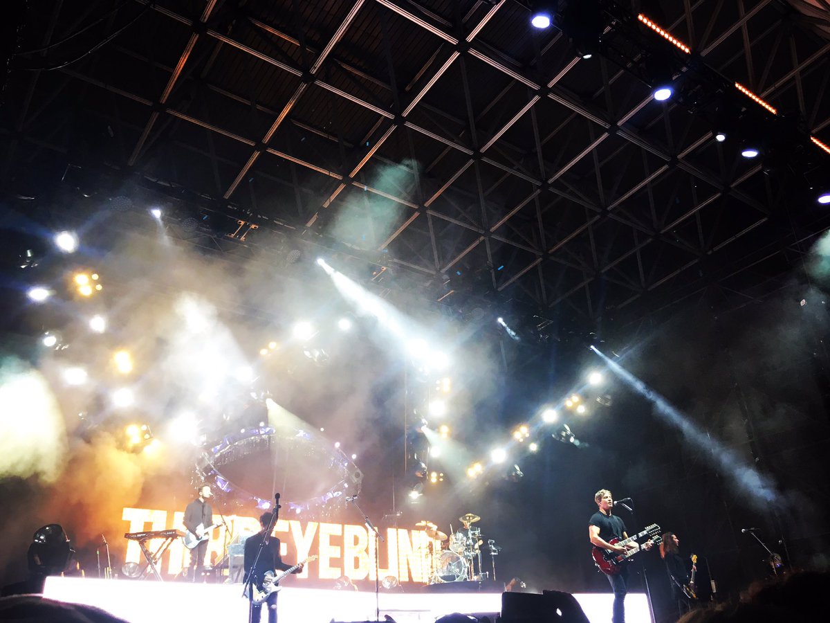 LmBECKS's tweet photo. @ThirdEyeBlind crushed it last night @RBCEchoBeach! #jumer #semicharmedlife #thebackground #howsitgoingtobe #90s #liveshows #toronto https://t.co/nEudV8ZCXo