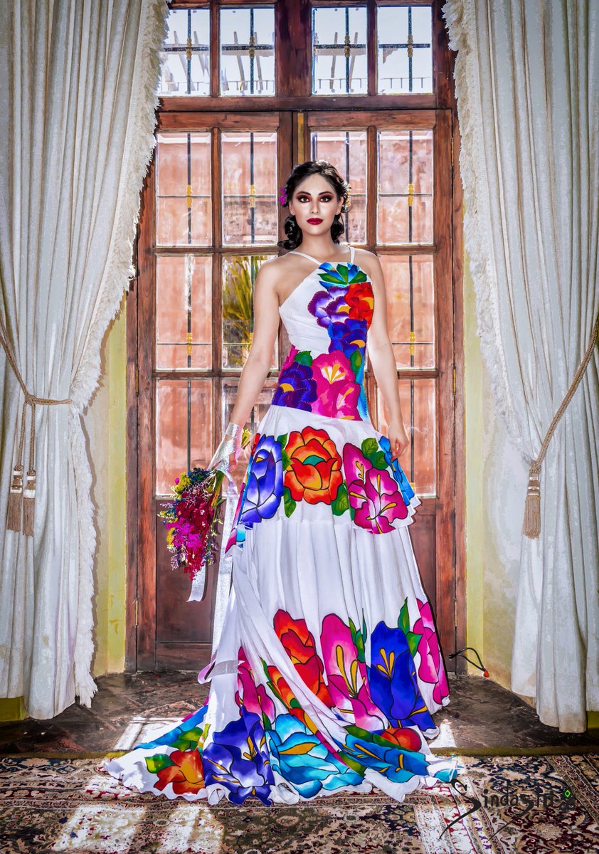sindashi's tweet photo. La Elegancia de nuestro México #SanMiguelDeAllende #HandPainted #WearableArt #Fashion #Women https://t.co/PXed8SPkJt