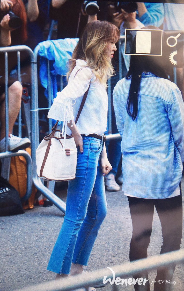wenever940221's tweet photo. 170630 뮤직뱅크 출근 #웬디 #wendy
아침부터 귀야운 우리 완💙💙💙💙 https://t.co/awwqZwgzPl