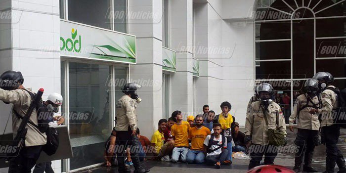 MLV_caracas's tweet photo. Denunciamos al régimen por los arrestos ilegales a los 15 estudiantes de la USB, @FCEUSB cuentan con nuestro apoyo. Foto: @wandordumont1 https://t.co/6omqyzV8b7