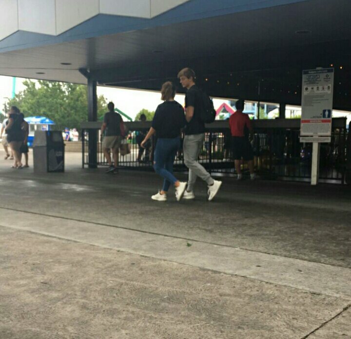 Chessa_Russia's tweet photo. @ImChanceSutton и @ImTessaBrooks прогуливаются по парк�� развлечений "Cedar Point", расположенном в городе Сандаски, Огайо, США ❤️🇷🇺 #Chessa https://t.co/2vBqLSRPfD