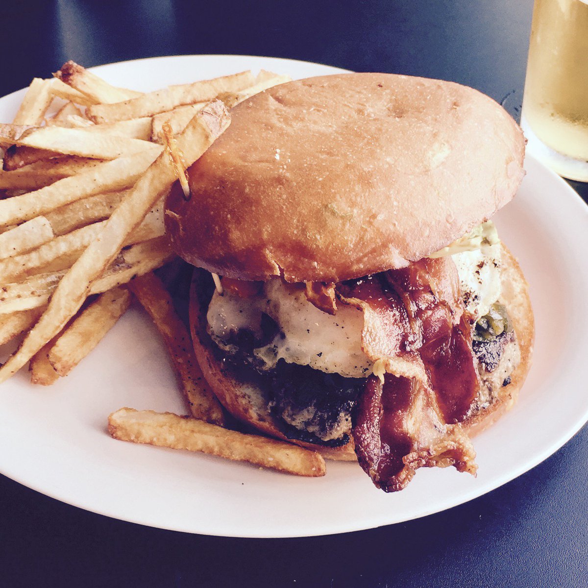 MarabuntaTX's tweet photo. Burger @24DinerATX pain au lait bun, bacon, avocado, charred poblanos, smoked aioli + fried egg @OpenTable #willflyforfood #ATX next #Japan https://t.co/tNrpZS4PnR