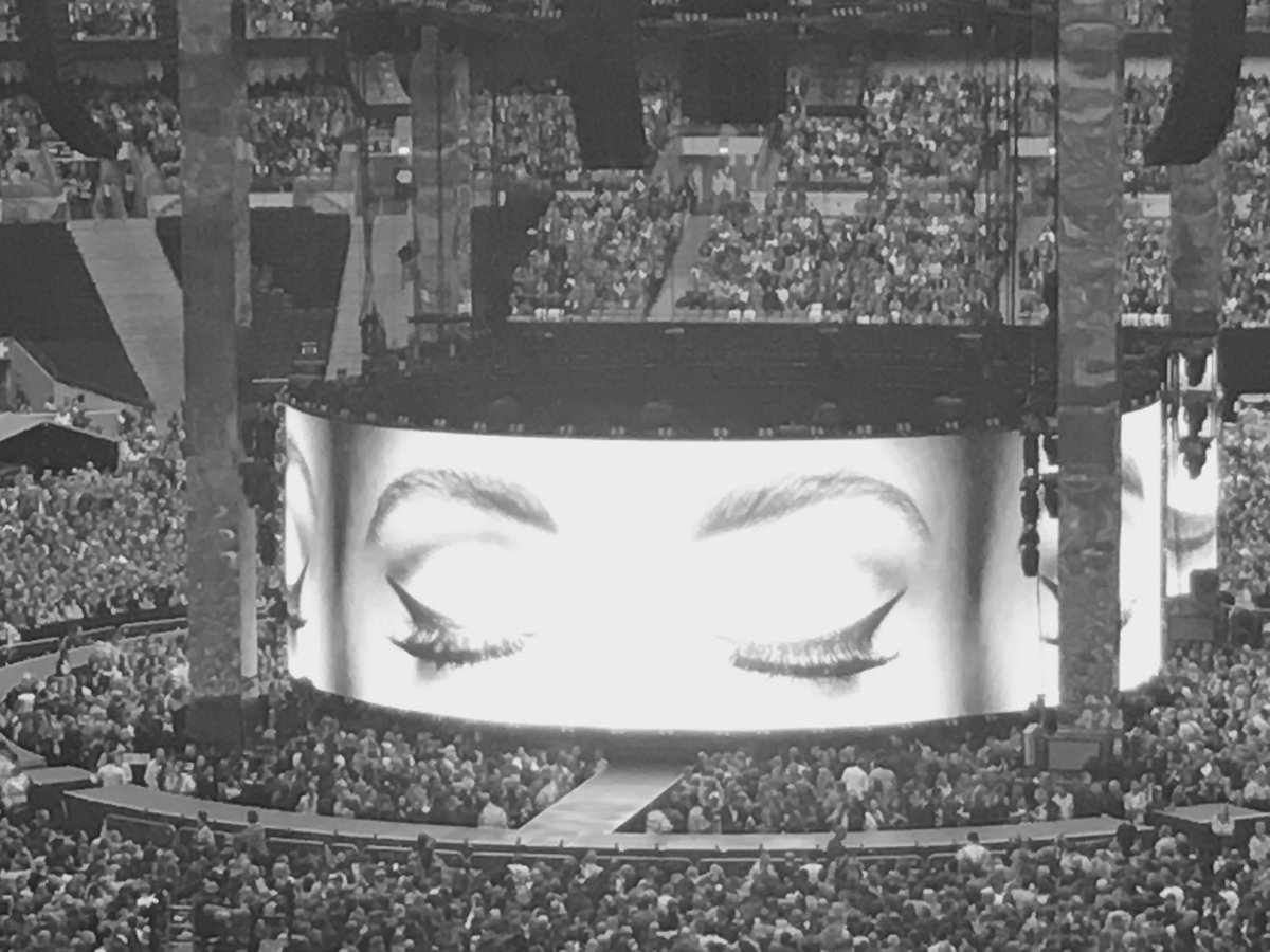 Rens1612's tweet photo. BAM! Wat een opening! #AdeleAtWembley #thefinale https://t.co/MrGl8Nxws8