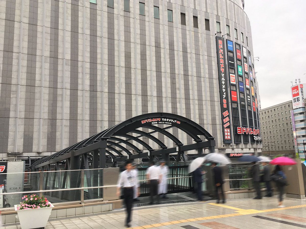 あと30分で橋ができる!! というので出勤前に覗きに行ってきました。 関係者らしき方はたくさんおられましたが、開通一番乗りを並ぶ方はおられないようです。 #梅田ダンジョン #ヨドバシ梅田 #陸橋